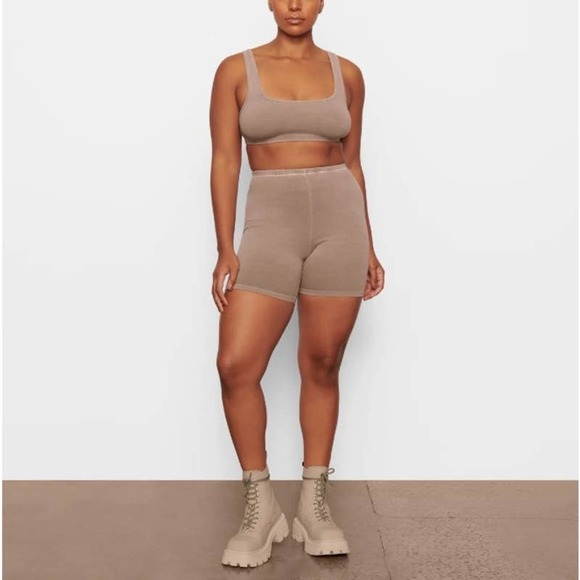 SKIMS NWOT Kim Kardashian Outdoor High Waist Biker Bike Shorts Khaki Size Medium - Picture 1 of 6
